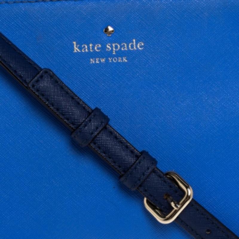 Realizzata in modo intelligente e con finiture di pregio, questa elegante borsa Kate Spade Cedar Street è alla moda e funzionale. Caratterizzata da tonalità blu e nere, questa borsa presenta il dettaglio del marchio sul davanti, una tracolla e un
