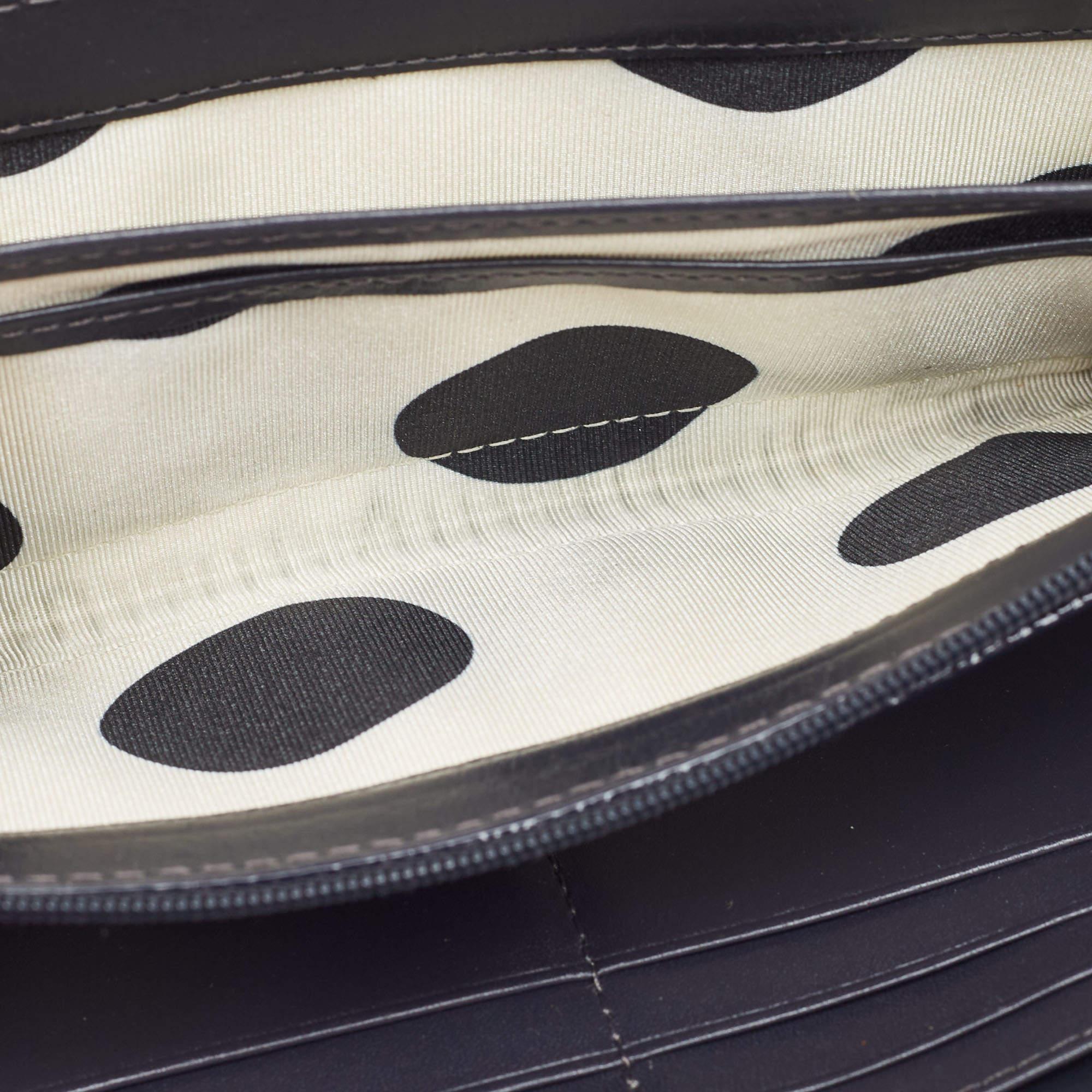 Dieses Portemonnaie von Kate Spade ist ein perfektes Gleichgewicht aus Raffinesse und rationalem Nutzen. Er wurde unter Verwendung hochwertiger MATERIALIEN entworfen und durch eine elegante Oberfläche aufgewertet. Die Kreation ist mit reichlich
