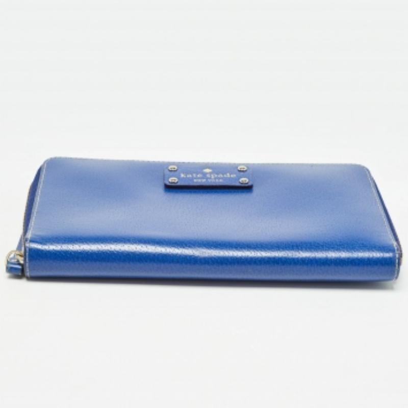 Este clutch es el accesorio perfecto para complementar su elegante conjunto. Está fabricada en material de calidad y cuenta con un interior de buen tamaño que puede albergar cómodamente todos sus pequeños objetos esenciales.