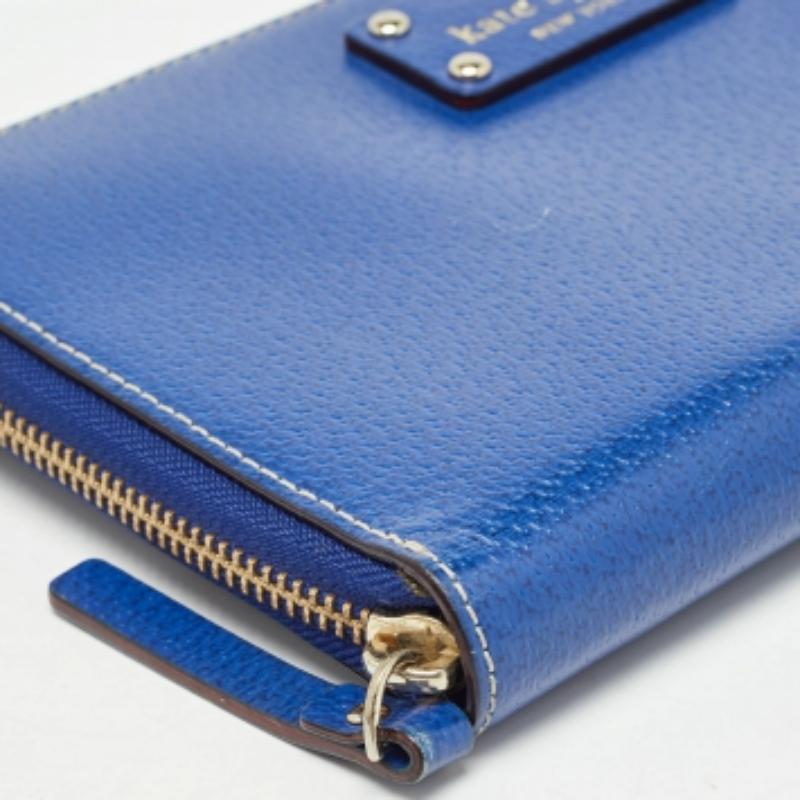 Bolso organizador con cremallera de piel azul Kate Spade en Bueno estado para la venta en Dubai, Al Qouz 2