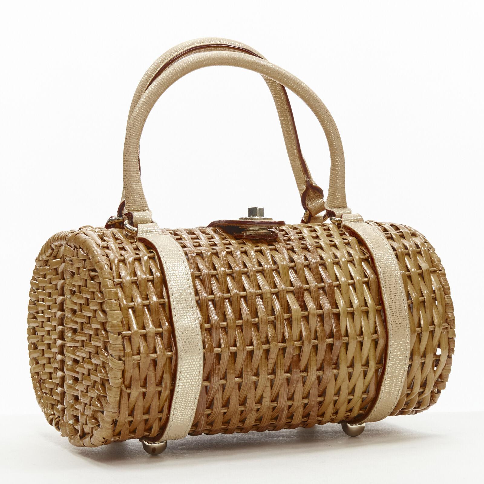 KATE SPADE brown bamboo rattan wicker metallic leather handle log bag
Reference: ANWU/A00935
Brand: Kate Spade
Material: Bamboo
Color: Brown, Gold
Closure: Lock
Lining: Cotton
Extra Details: Floral cotton lining. Zip pocket at