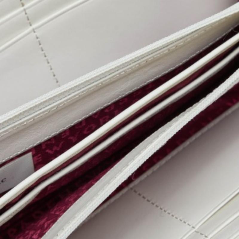 Conçu à la perfection et fabriqué à partir d'un cuir de qualité, ce portefeuille sera votre accessoire de prédilection. Réalisé par la maison Kate Spade, il est confectionné dans une teinte polyvalente. La création est sécurisée par une fermeture à