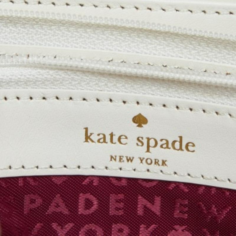 Kate Spade - Portefeuille zippé en cuir avec nœud en Bourgogne Bon état - En vente à Dubai, Al Qouz 2