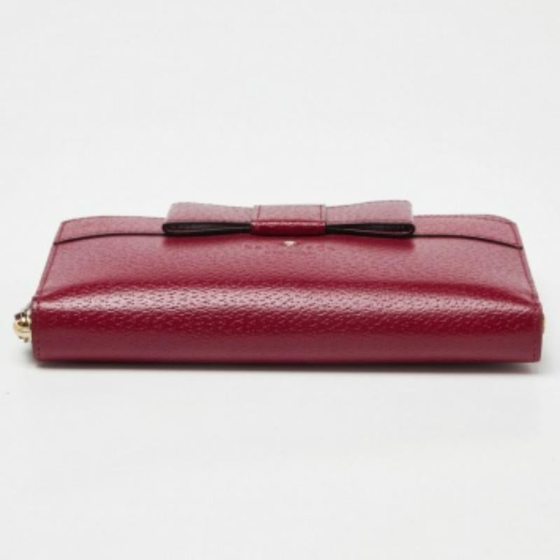 Kate Spade - Portefeuille zippé en cuir avec nœud en Bourgogne Pour femmes en vente