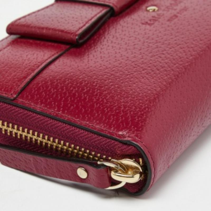 Kate Spade - Portefeuille zippé en cuir avec nœud en Bourgogne en vente 1