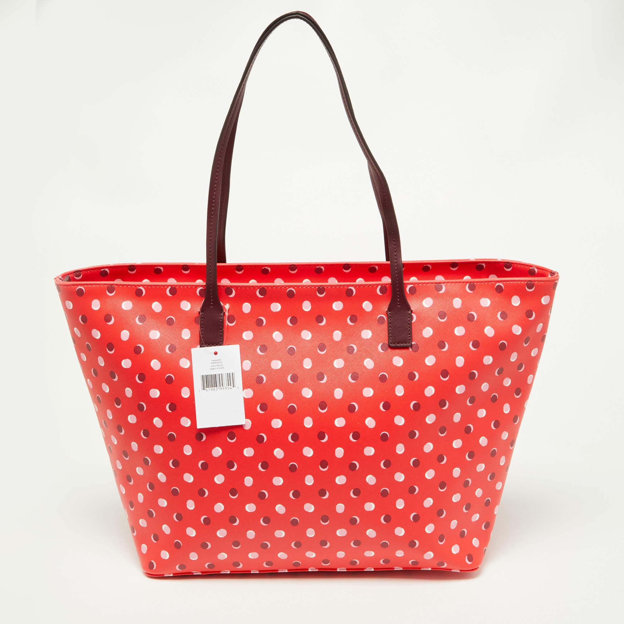Created from high-quality materials, this tote is enriched with functional and classic elements. It can be carried around conveniently, and its interior is perfectly sized to keep your belongings with ease.

Includes: Info Booklet, Brand Tag