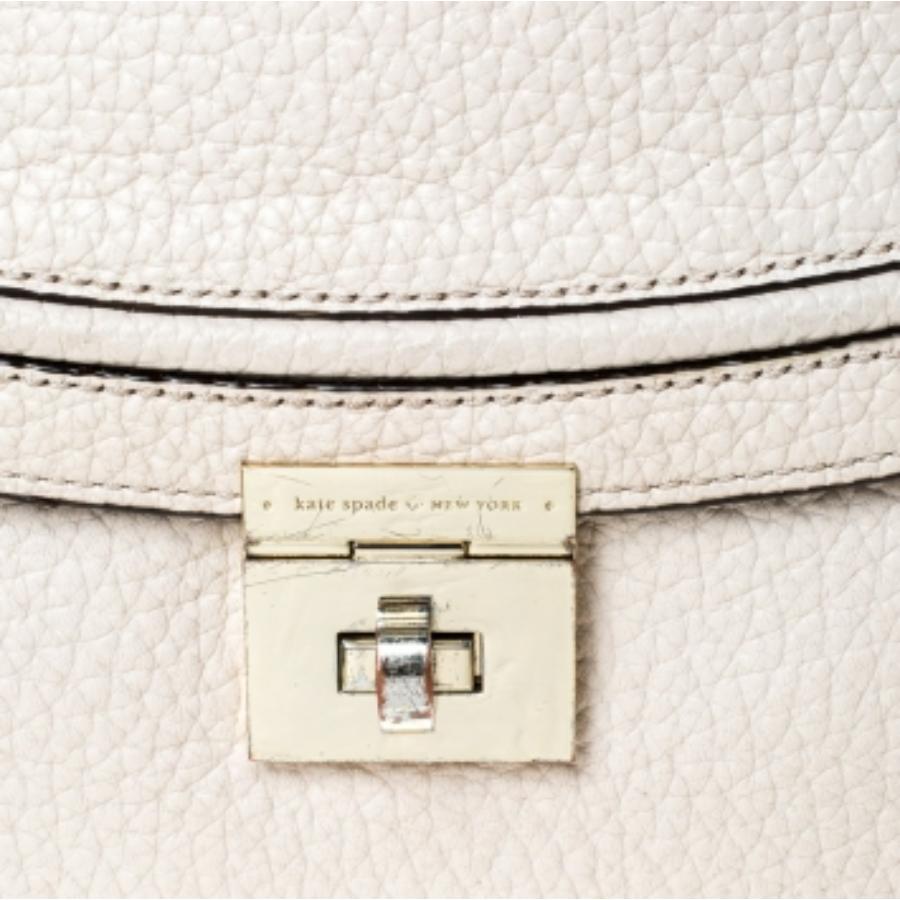 Este bolso de Kate Spade tiene un estilo femenino. Fabricada en lujosa piel con un magnífico estilo, luce un asa superior y una correa para el hombro. Con un diseño brillante, no puedes equivocarte con este bolso forrado de tela y asegurado con un