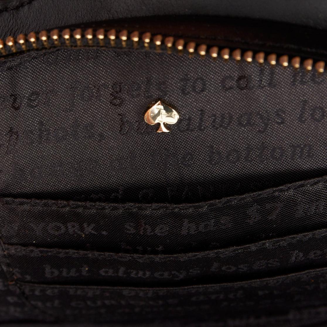 KATE SPADE Dress The Part One pochette en cuir noir découpé à pompon doré en vente 2
