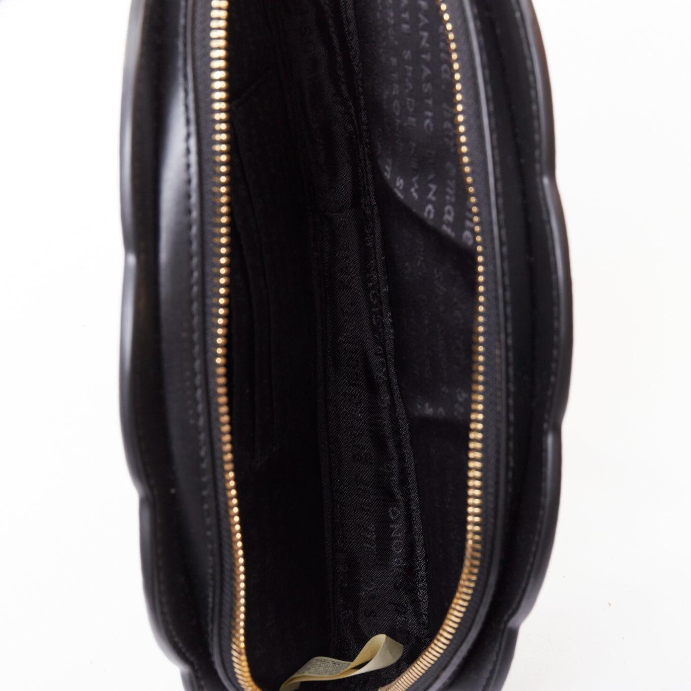 KATE SPADE Dress The Part One pochette en cuir noir découpé à pompon doré en vente 4