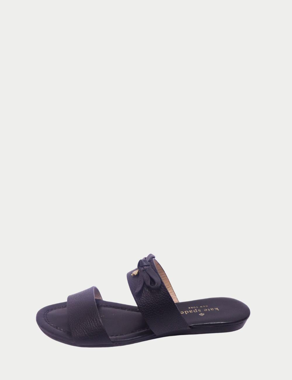 Kate Spade Sandalias de piel granulada negra con detalle de lazo

Adéntrate en la elegancia sin esfuerzo con estas sandalias slip-on negras de Kate Spade, elaboradas en suave piel granulada y acabadas con encanto femenino. Con dos tiras de piel,