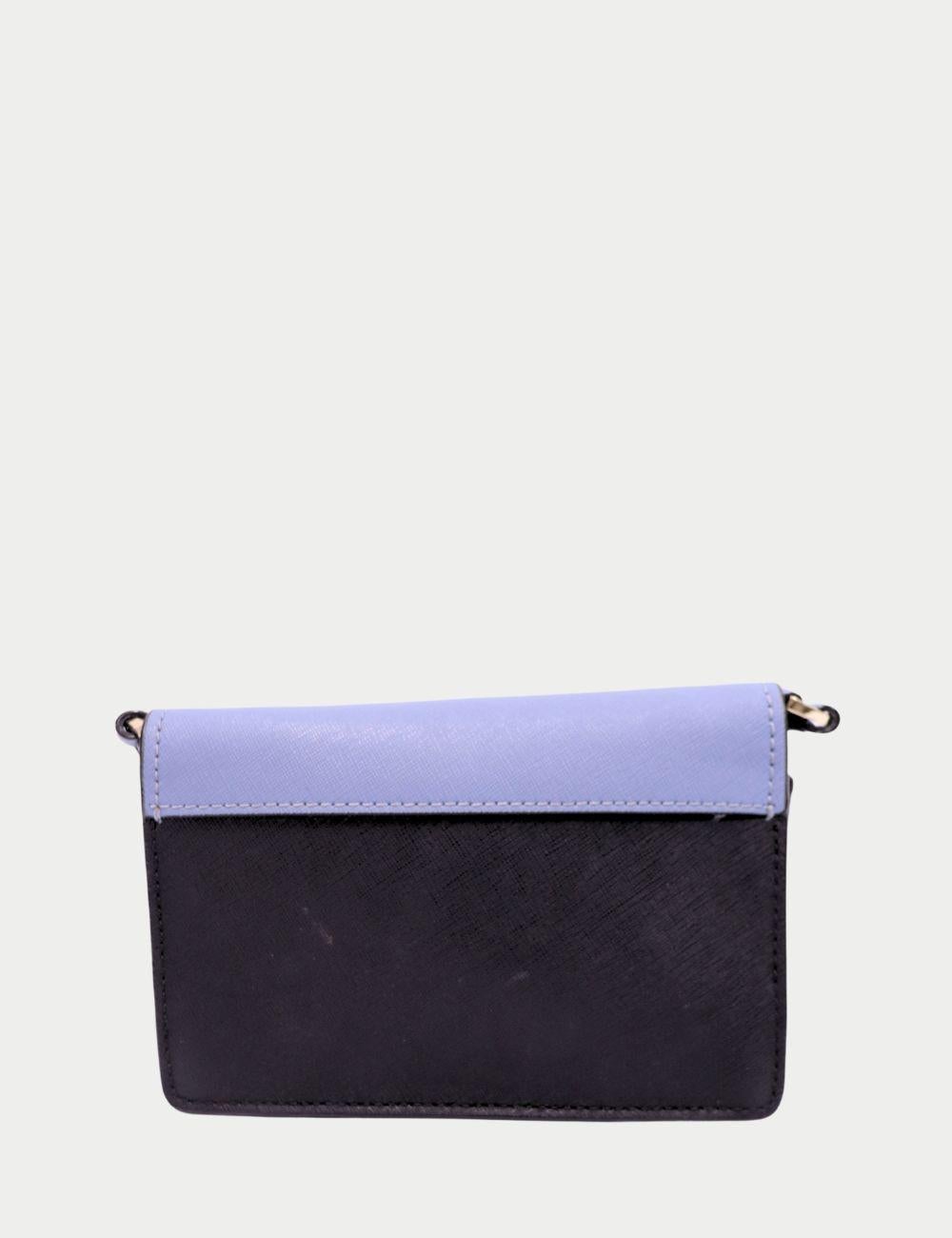 Kate Spade Colorblock Crossbody Bag - Periwinkle & Navy Flap Style

Verleihen Sie Ihrem Alltagslook einen verspielten Farbakzent mit dieser Kate Spade Colorblock Crossbody Bag in schickem Veilchenblau und Marineblau in einem strukturierten