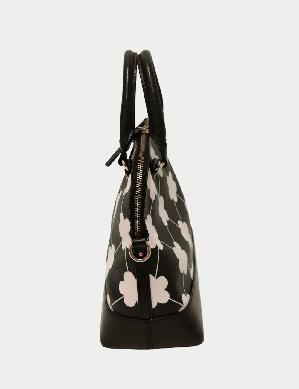 Kate Spade Floral Diamond Print Top Handle Bag - Schwarz & Weiß

Bringen Sie spielerische Raffinesse in Ihren Alltagslook mit dieser Kate Spade Top Handle Bag mit einem charmanten floralen Rautenmuster in Schwarz und Weiß. Die strukturierte