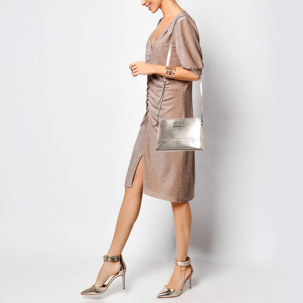 Expresa tu estilo personal con este bolso crossbody de alta gama. Fabricado con materiales de calidad  se ha añadido con finos detalles y tiene un acabado perfecto. Presenta un interior bien dimensionado.
