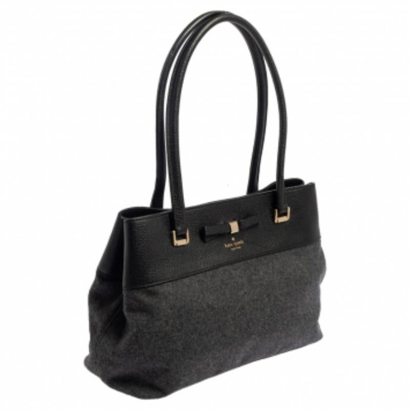 Kate Spade bringt Ihnen diese wunderschöne Henderson Street Tasche, die eine fabelhafte Struktur und ein edles Design hat. Sie besticht durch klassische Schwarz- und Grautöne, ein geräumiges, stoffgefüttertes Innenleben und goldfarbene Beschläge.