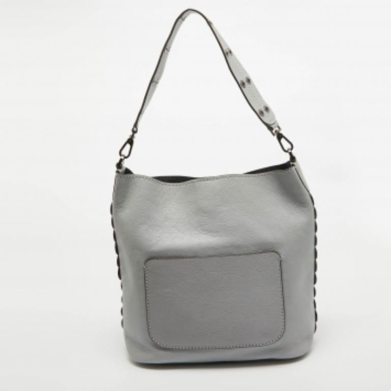 Assicurati che gli elementi essenziali della tua giornata siano in ordine e che il tuo outfit sia completo con questa borsa di Kate Spade. Realizzata con i migliori materiali, la borsa porta la firma della maison di artigianato artistico e fascino