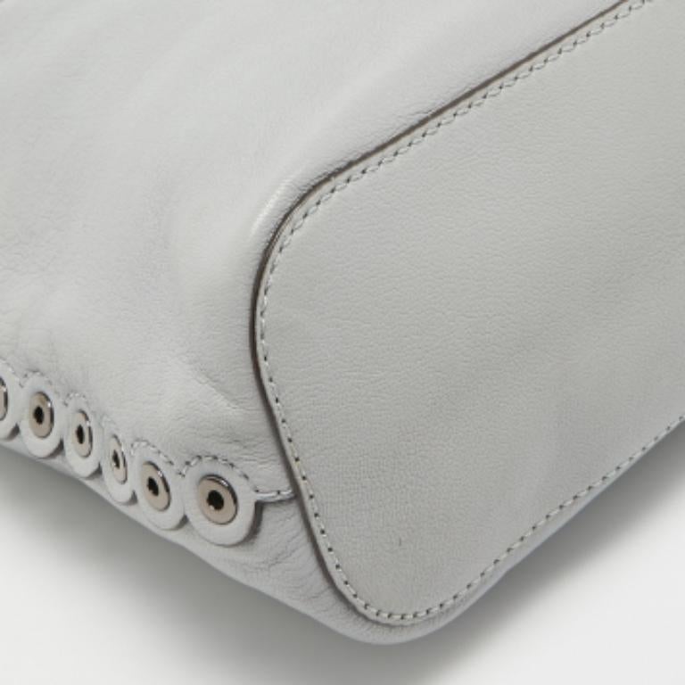 Kate Spade Borsa a secchiello Libby di Atlantic Avenue in pelle grigia con applicazioni floreali in vendita 1