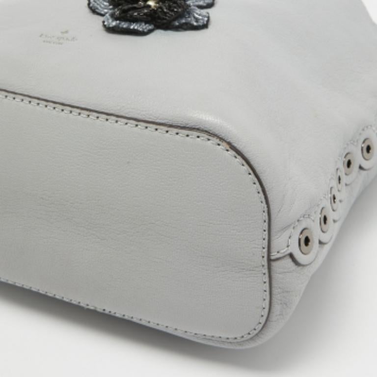 Kate Spade Borsa a secchiello Libby di Atlantic Avenue in pelle grigia con applicazioni floreali in vendita 2