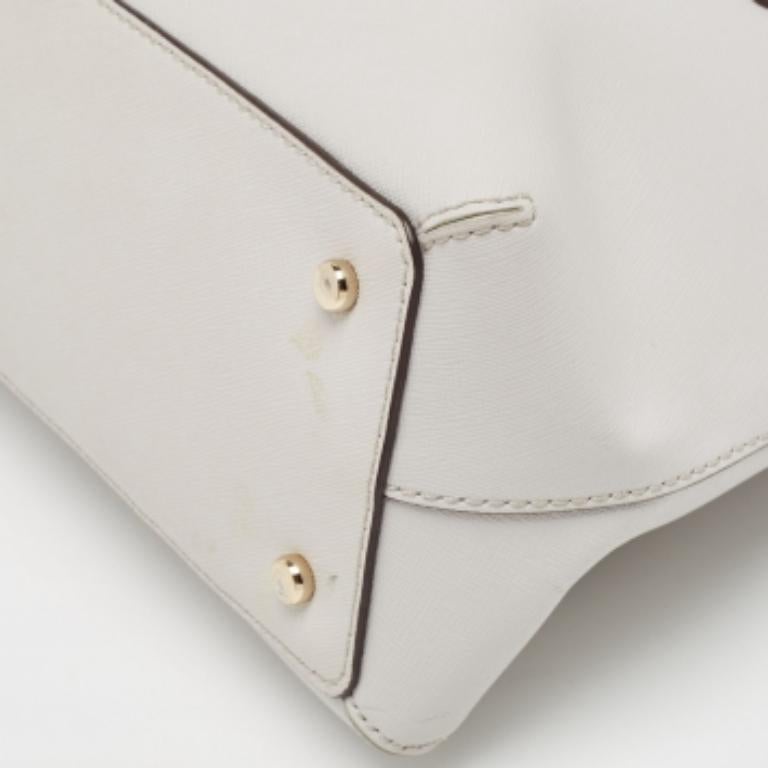 Esta cartera está confeccionada con materiales de la mejor calidad en un diseño elegante. Versátil y funcional, tiene un buen tamaño para su uso diario.
