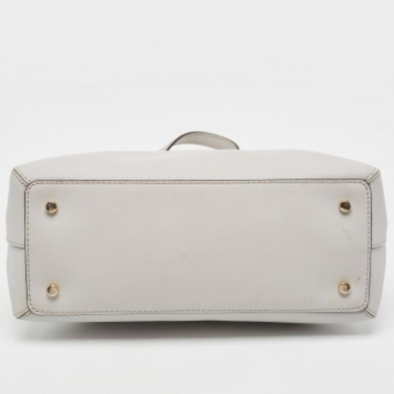 Cartera Kate Spade de piel gris Cedar Street Maise en Bueno estado para la venta en Dubai, Al Qouz 2