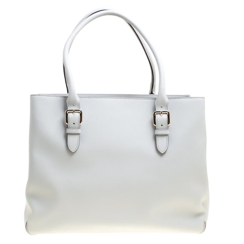 This Kate Spade's Cove Street Airel tote is one of the label's absolute must-haves. It is crafted with a muted grey leather with cross-hatch pattern adorning the exterior. This bag comes with a fabric interior which has two compartments divided by a