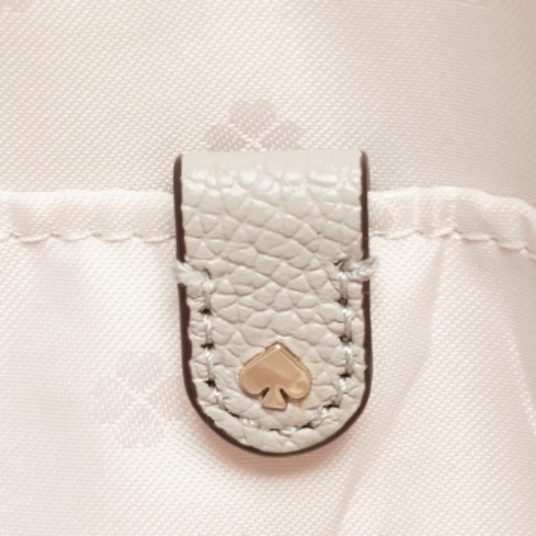 Ricca di eleganza e bellezza, questa borsa di Kate Spade darà subito un tocco di classe al tuo ensemble. Realizzata con i migliori materiali, questa squisita creazione è un'ode perfetta alla meticolosa maestria della Maison.