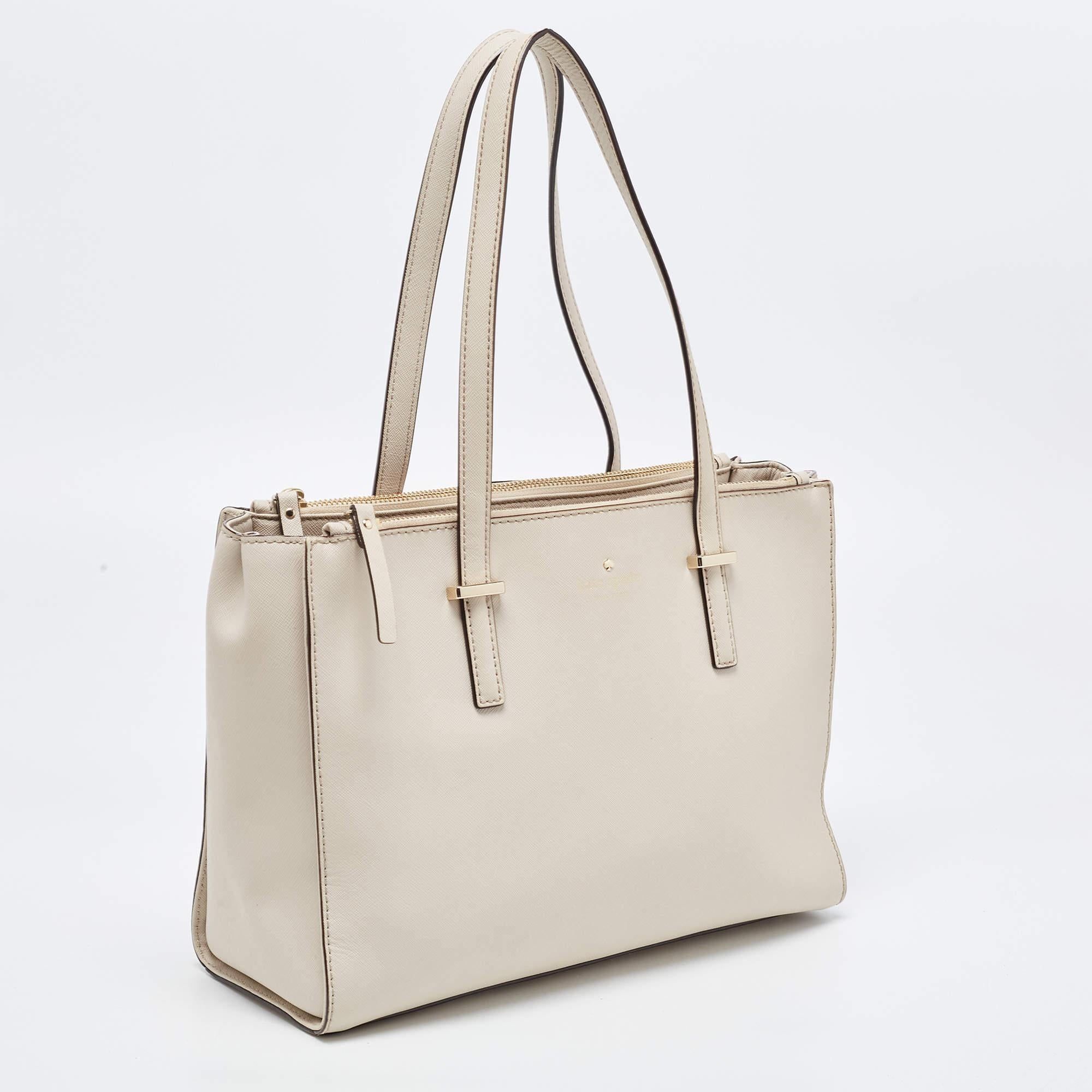 Kate Spade Hell Beige Leder Cedar Street Jensen Tote im Zustand „Relativ gut“ im Angebot in Dubai, Al Qouz 2