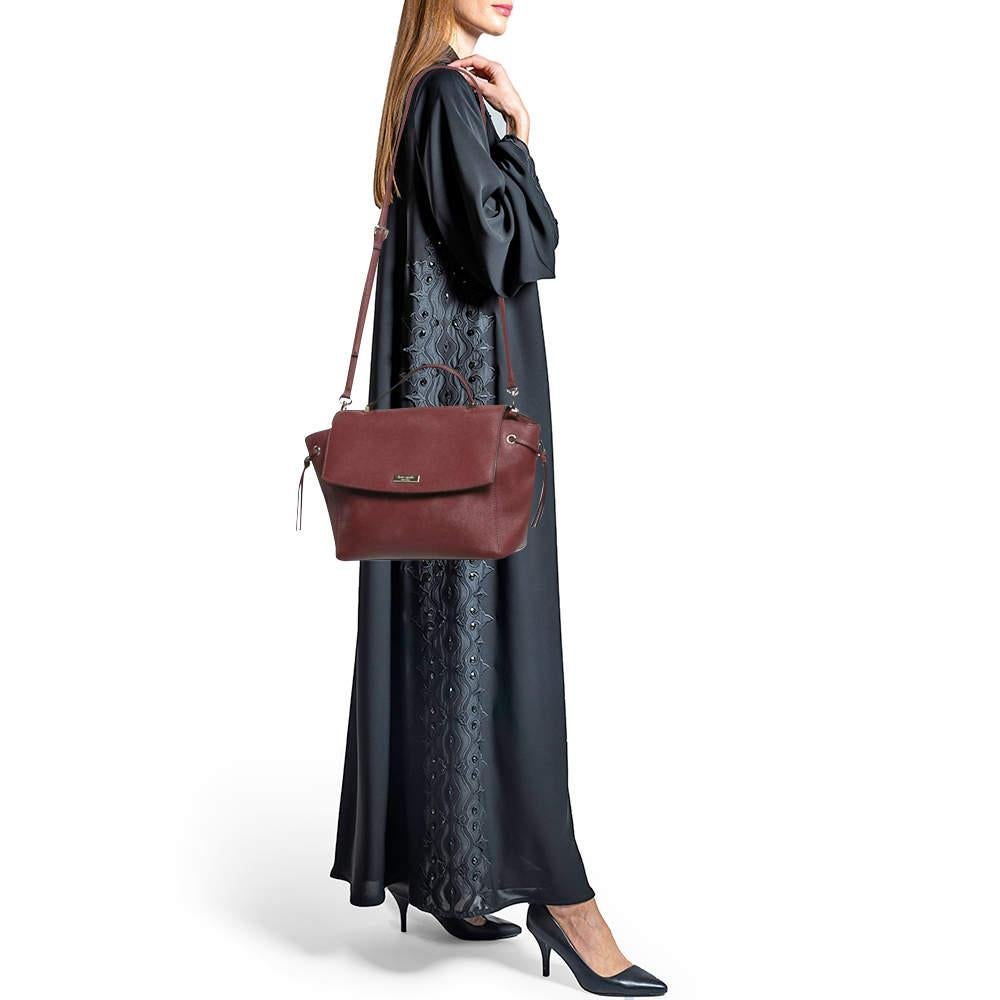 Les sacs de créateurs sont des compagnons idéaux pour de nombreuses occasions. Ici, la mode rencontre la fonctionnalité, avec une grande précision. Il a été doté d'un intérieur bien dimensionné qui peut facilement accueillir vos petits objets