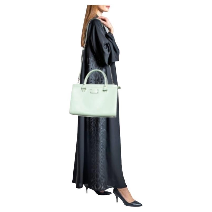 Wenn Sie auf der Suche nach etwas sind, das Schick und Luxus widerspiegelt, dann ist diese Tasche die perfekte Wahl. Die aus hochwertigen Materialien gefertigte Tasche lässt sich bequem transportieren, und ihr Innenraum ist geräumig genug, um Ihre