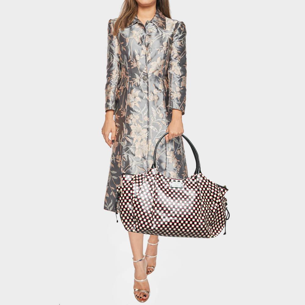 Un bell'equilibrio tra essenzialità e opulenza  questa tote della Maison Kate Spade assicura che le tue esigenze di borsa siano soddisfatte. È dotato di pratiche funzioni per essere sempre a portata di mano.