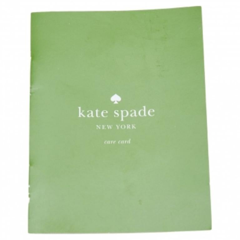 Este bolso con solapa de Kate Spade es un accesorio elegante adecuado para cualquier ocasión. Está hecho de cuero multicolor y un ribete metálico adorna la parte superior del diseño. El interior está dimensionado para que quepan todos tus objetos