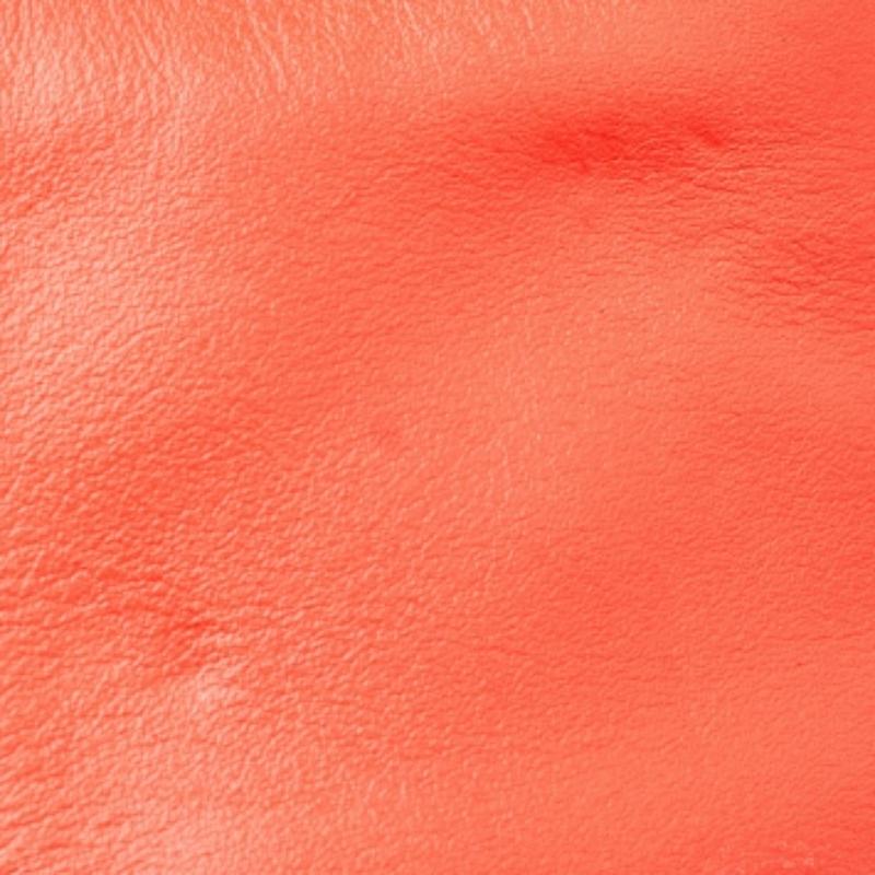 Drücken Sie Ihren persönlichen Stil mit dieser hochwertigen Crossbody-Tasche aus. Sie ist aus hochwertigen MATERIALEN gefertigt, mit feinen Details versehen und perfekt verarbeitet. Der Innenraum ist sehr geräumig.