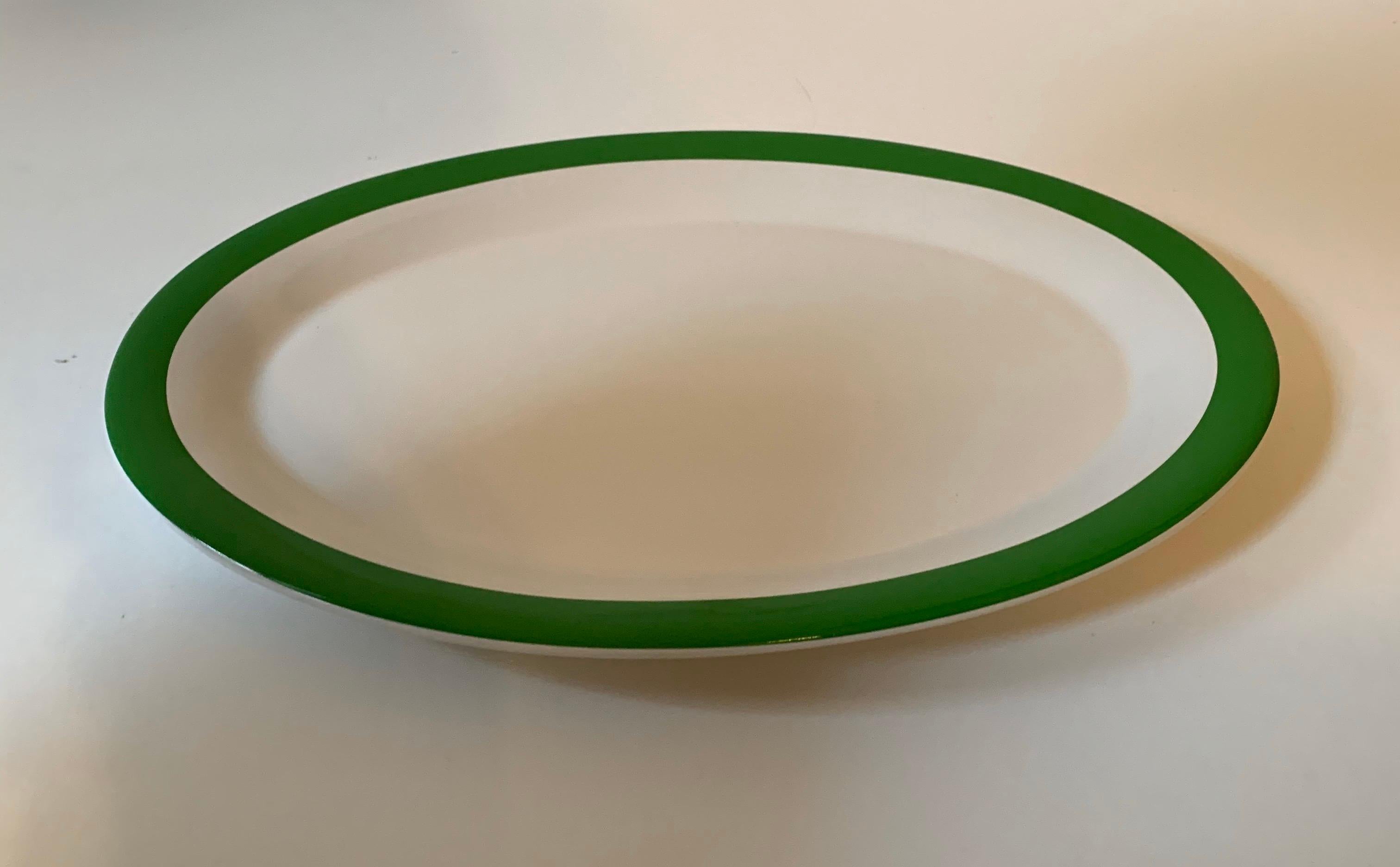 Kate Spade New York bone china oval serving dish in the Rutherford Circle Green pattern by Lenox.

Green border on white.

Size: 14.25 inches L x 10.5 inches W.
 