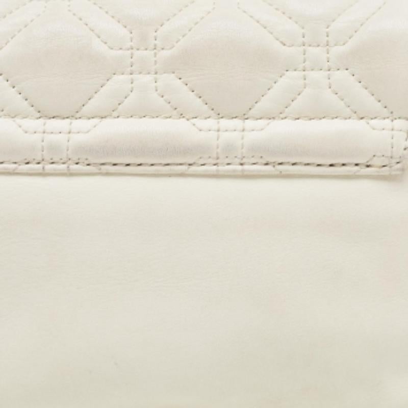 Tauschen Sie Ihre Alltagstasche gegen diese charmante Crossbody-Tasche aus dem Hause Kate Spade. Die mit Sorgfalt genähte und zusammengesetzte Tasche verspricht, Ihren Stil zu verstärken und Ihre täglichen Essentials mit großer Leichtigkeit zu