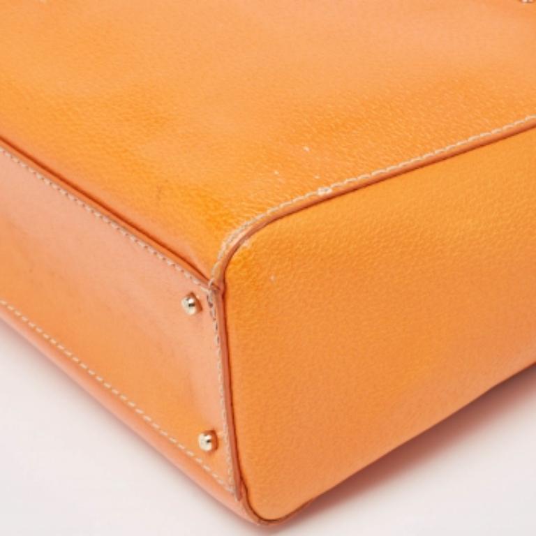 Diese aus hochwertigen Materialien gefertigte Tasche ist mit funktionellen und klassischen Elementen ausgestattet. Sie kann bequem transportiert werden, und ihr Innenraum hat die perfekte Größe, um Ihre Habseligkeiten bequem aufzubewahren.