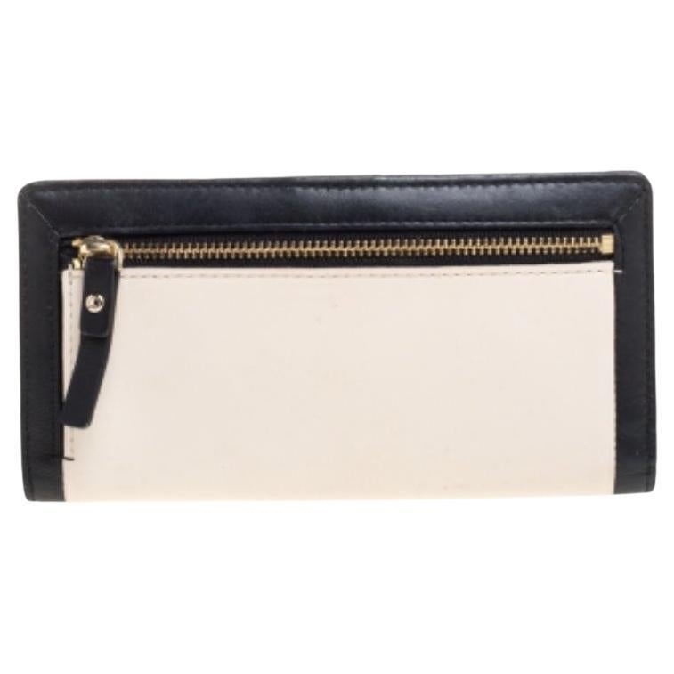 This Kate Spade long wallet comes crafted from quality pink canvas and leather and decorated with the brand label in gold-tone on the front. It is equipped with multiple card slots and open pockets to hold your cash and cards. It is finished