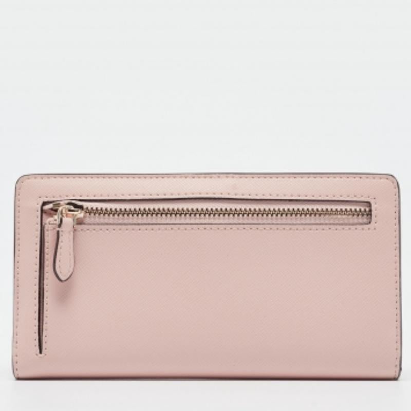 Questo portafoglio lungo di Kate Spade è realizzato in pelle rosa di qualità e decorato con l'etichetta del marchio in tonalità oro sul davanti. È dotato di più slot per carte e tasche aperte per contenere contanti e carte. È rifinito in modo