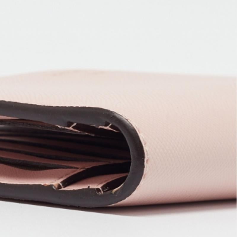 Portafoglio bifold in pelle rosa di Kate Spade In condizioni ottime in vendita a Dubai, Al Qouz 2