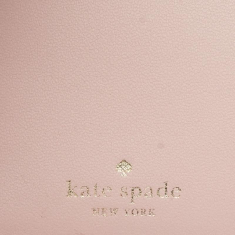 Portafoglio bifold in pelle rosa di Kate Spade in vendita 1