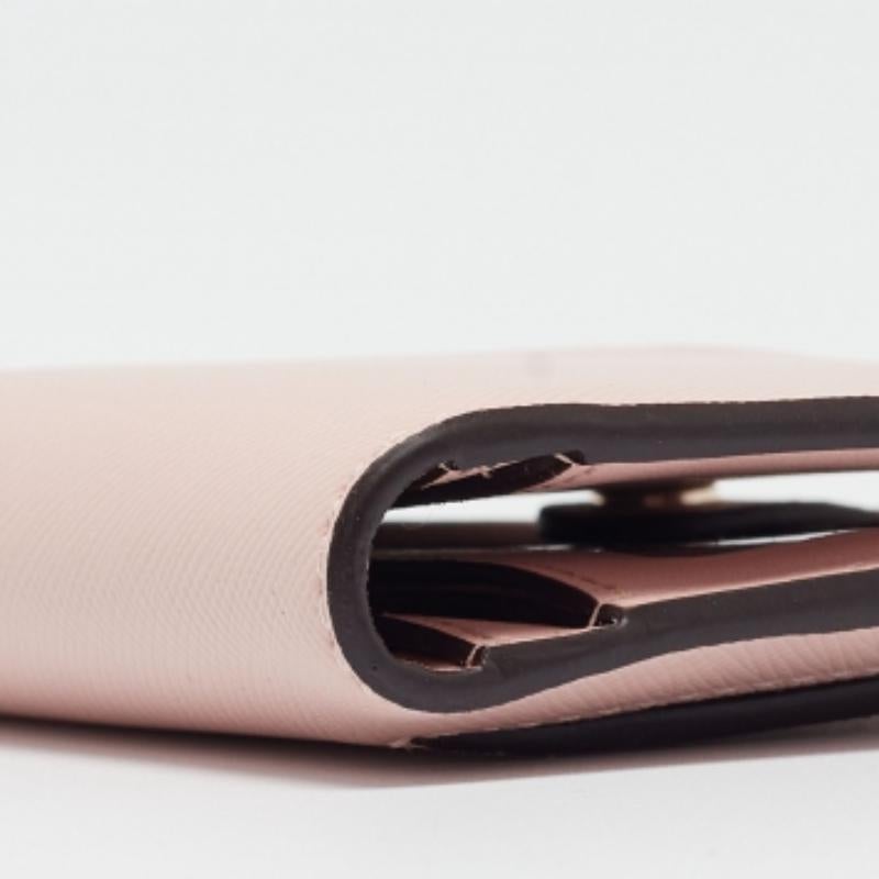 Portafoglio bifold in pelle rosa di Kate Spade in vendita 3