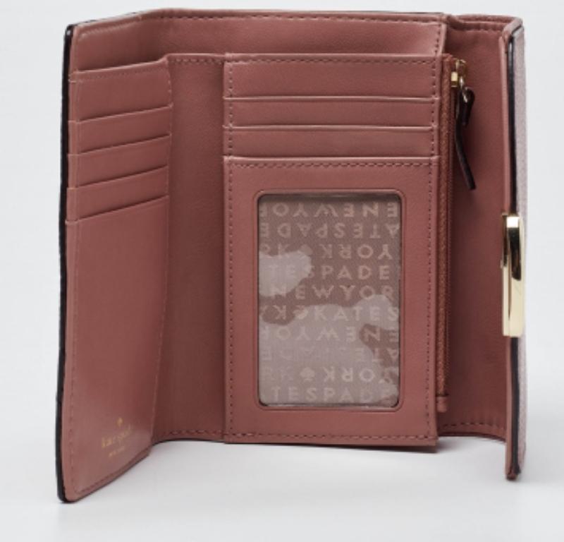 Portefeuille compact trifold en cuir rose de Kate Spade en vente 5