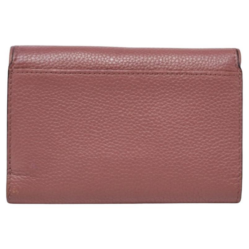 Ce portefeuille design est un équilibre immaculé entre sophistication et utilité rationnelle. Il a été conçu à partir de matériaux de première qualité et rehaussé par une finition élégante. La création est équipée d'un grand espace pour vos