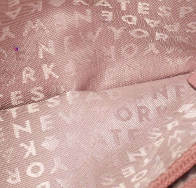 Portefeuille compact trifold en cuir rose de Kate Spade en vente 2