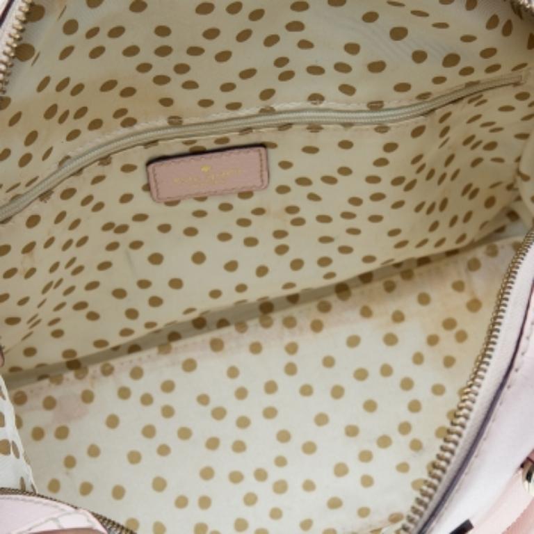 Fabricada en piel rosa, esta cartera de Kate Spade tiene un tamaño práctico y un atractivo refinado. Tiene dos asas, herrajes dorados y un interior forrado de nailon.