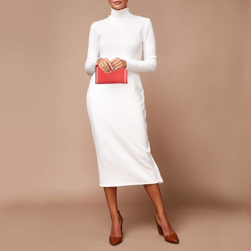 Diese Clutch ist genau das richtige Accessoire, um Ihr schickes Ensemble zu vervollständigen. Sie ist aus hochwertigem MATERIAL gefertigt und verfügt über einen gut bemessenen Innenraum, in dem all Ihre kleinen Dinge bequem Platz finden.