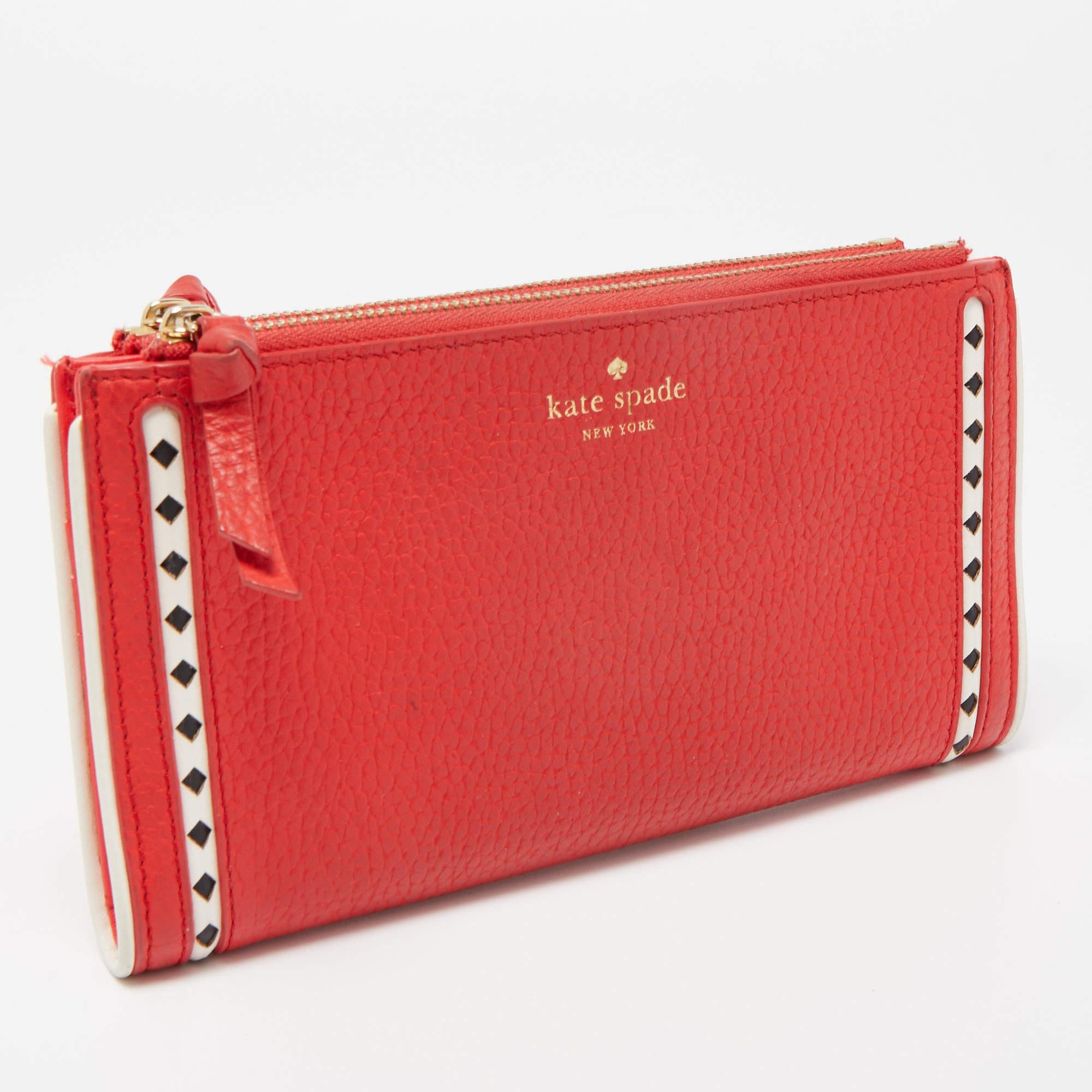 Kate Spade Rote Leder-Clutch mit doppeltem Reißverschluss im Zustand „Relativ gut“ im Angebot in Dubai, Al Qouz 2