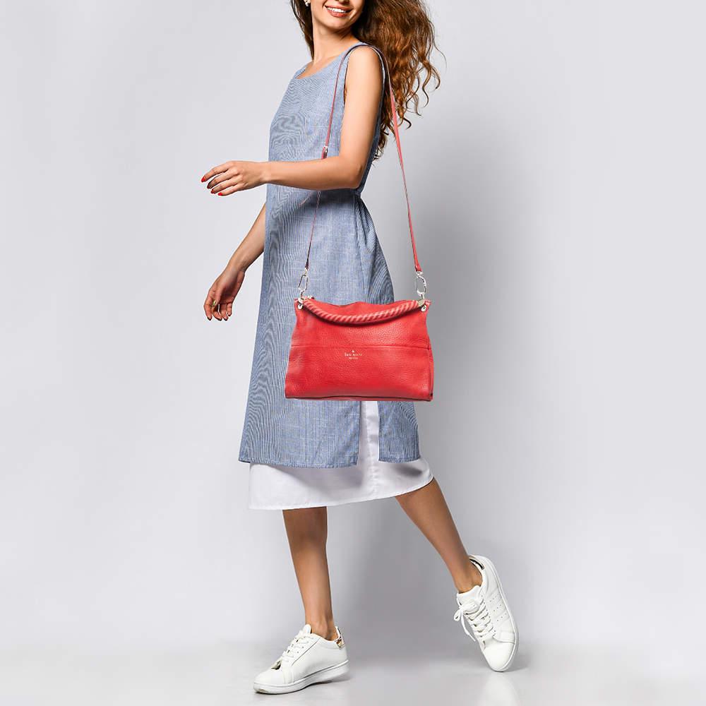 Designertaschen sind die idealen Begleiter für viele Gelegenheiten. Hier treffen Mode und Funktionalität in präziser Handarbeit aufeinander. Er ist mit einem großzügigen Innenraum ausgestattet, in den alle wichtigen Dinge passen.