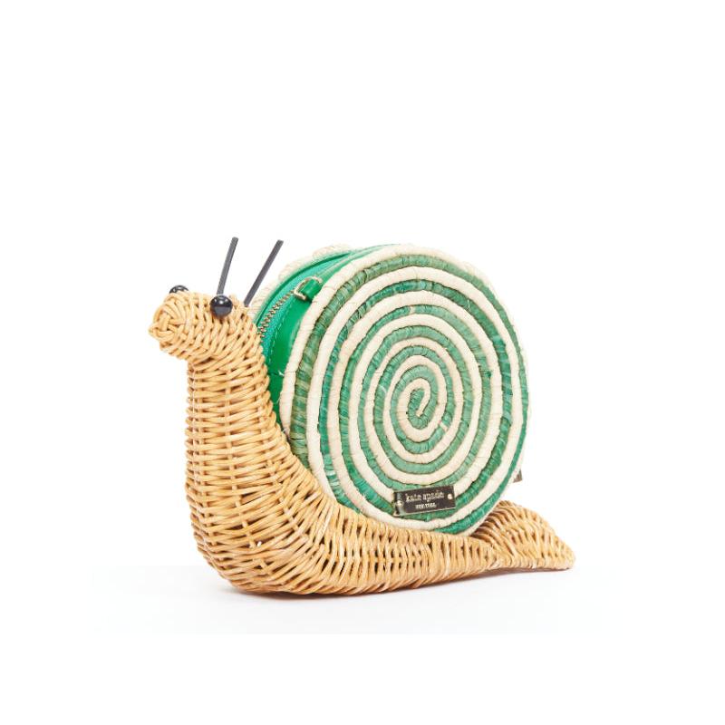 Beige Kate Spade Spring Forward Wicker Snail, pochette in paglia e rattan con tracolla in rafia in vendita