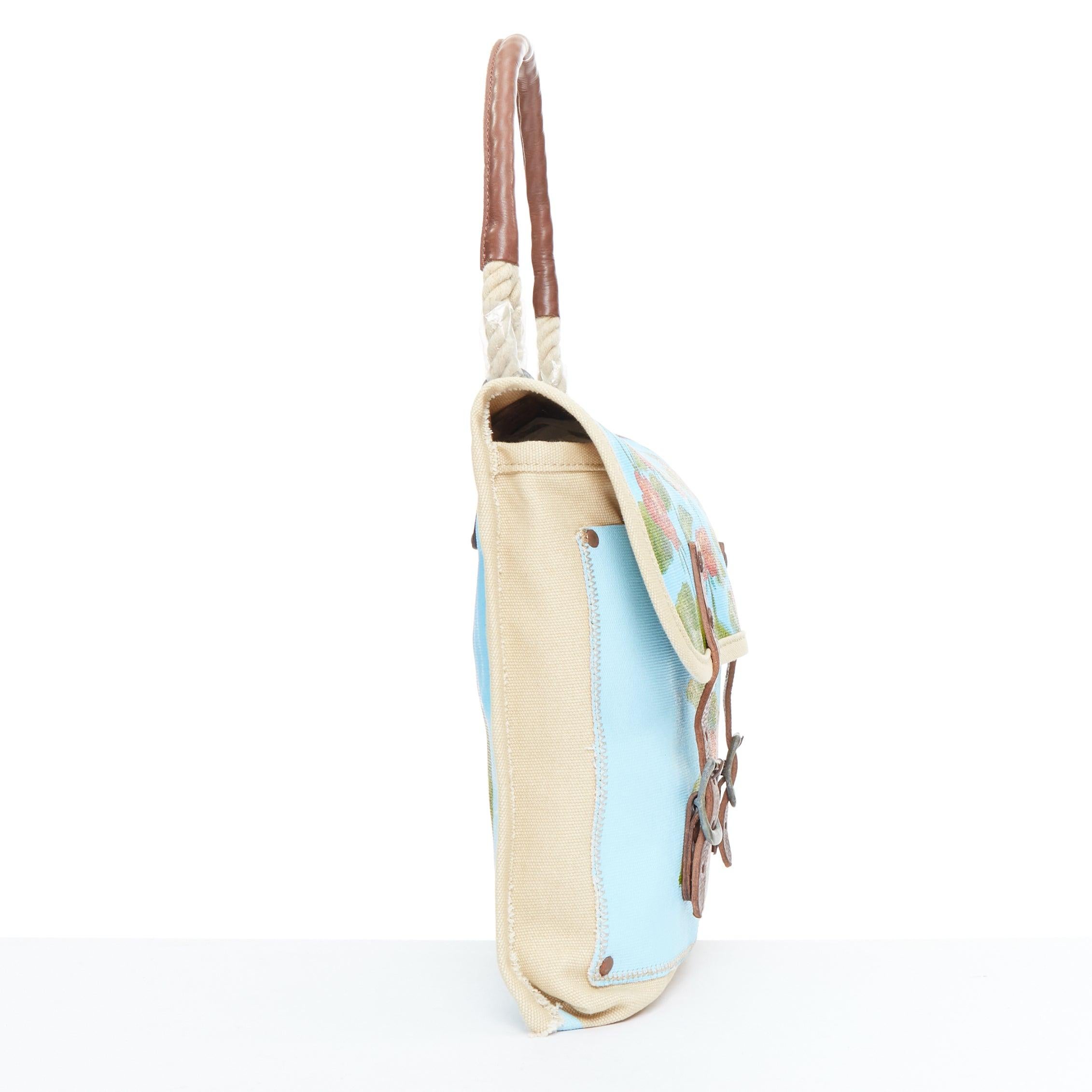 KATE SPADE WWII Sac fourre-tout en cuir peint à la main et imprimé de roses bleues et rouges Bon état - En vente à Hong Kong, NT