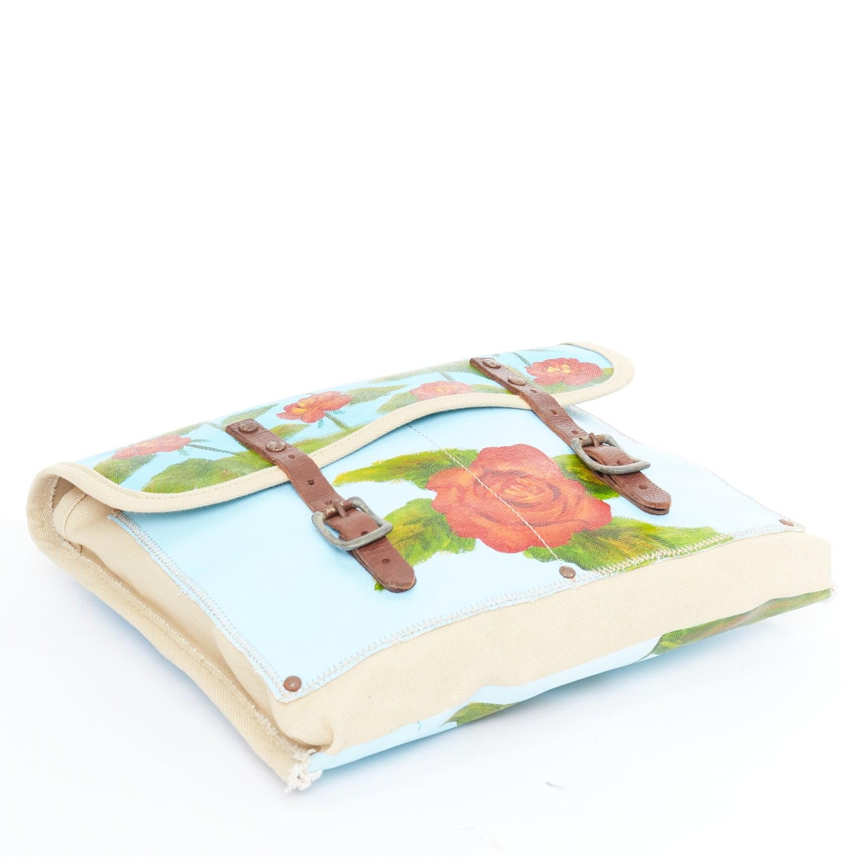 KATE SPADE WWII Sac fourre-tout en cuir peint à la main et imprimé de roses bleues et rouges en vente 1