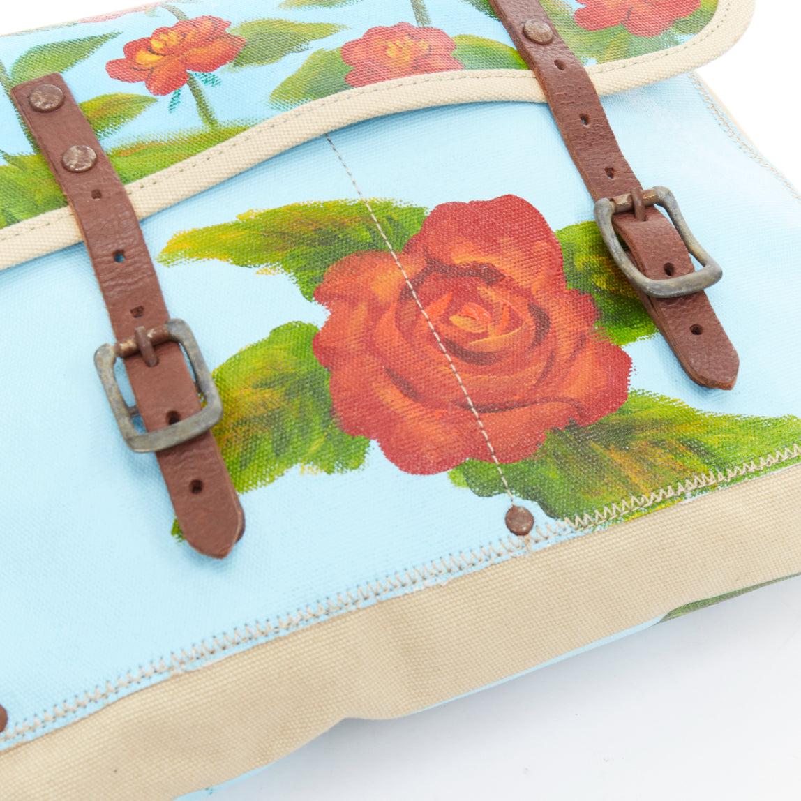 KATE SPADE WWII Sac fourre-tout en cuir peint à la main et imprimé de roses bleues et rouges en vente 2